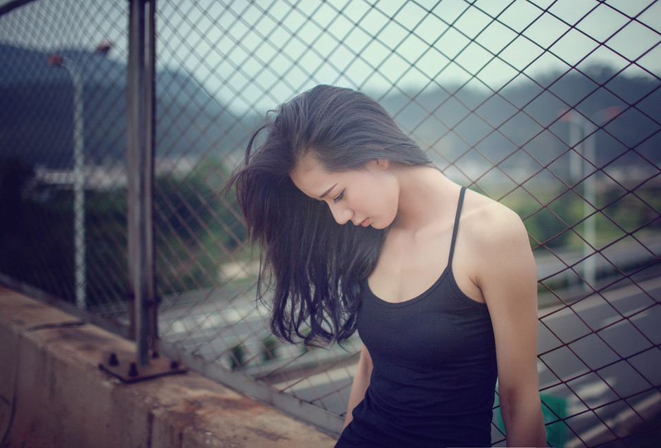 气质美女天台上的悠闲世界图片	,清纯美女,