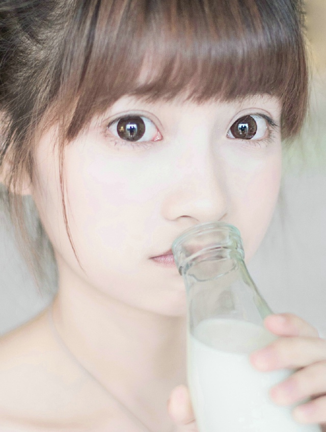 可爱美女丸子头诱惑呆萌喝牛奶写真图片	,清纯美女,