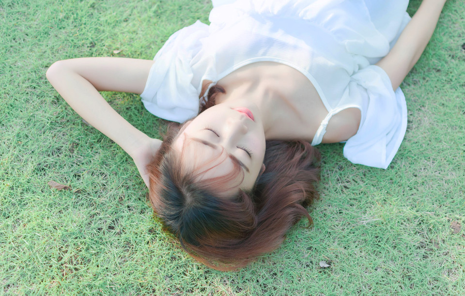 短发女孩性感美腿户外写真图片,清纯美女,