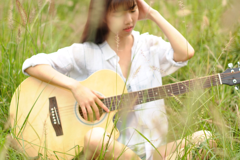 俏皮女孩的户外吉他弹唱唯美小清新图集	,清纯美女,