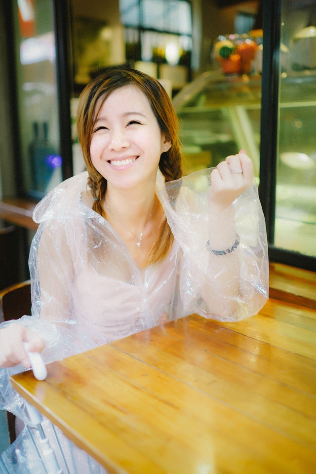 雨中轻松自在熟女独自漫步诱惑小清新图片,清纯美女	,