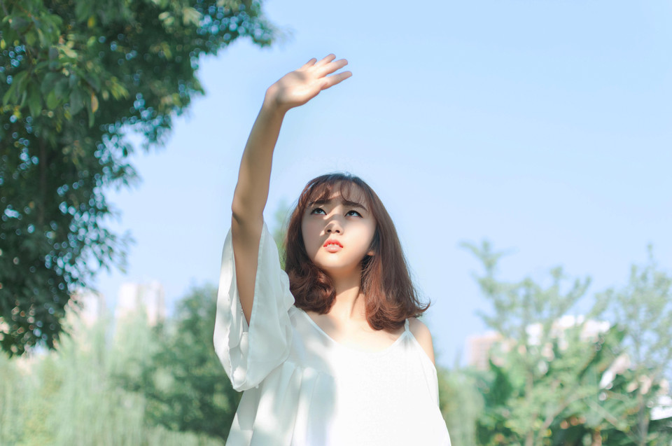 短发女孩性感美腿户外写真图片	,清纯美女,