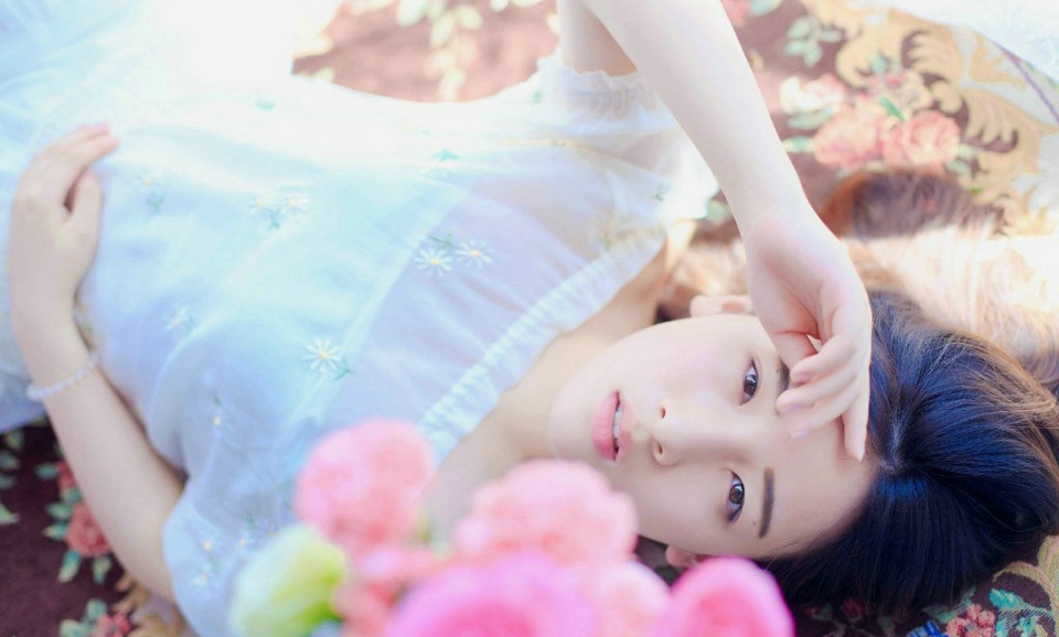短发小清新女孩花香写真阳光正好短发美女图片,清纯美女,