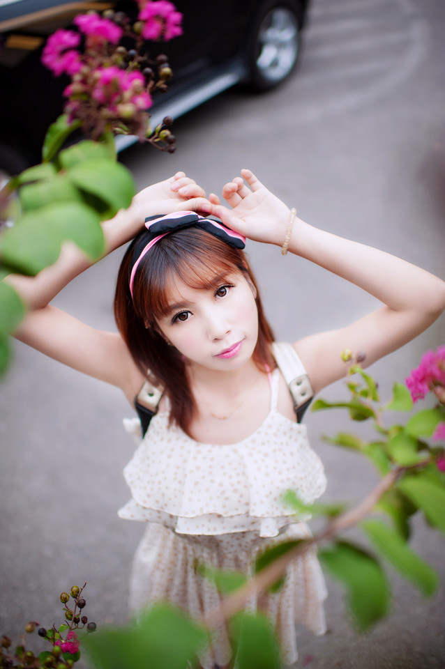 初秋夏末时节碎花连衣裙妹子美背写真照,清纯美女	,
