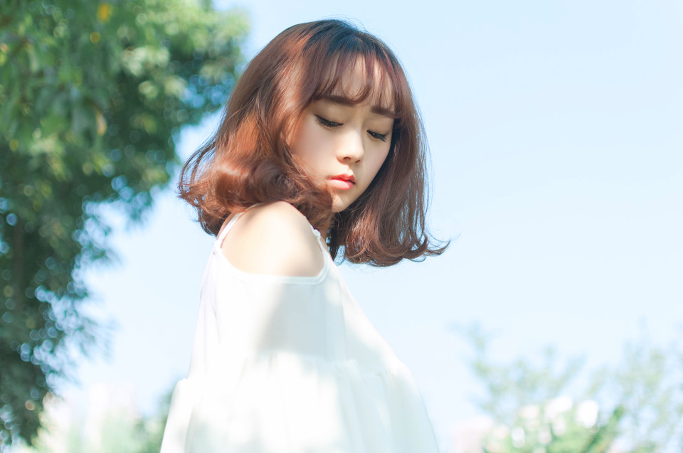 短发女孩性感美腿户外写真图片,清纯美女	,