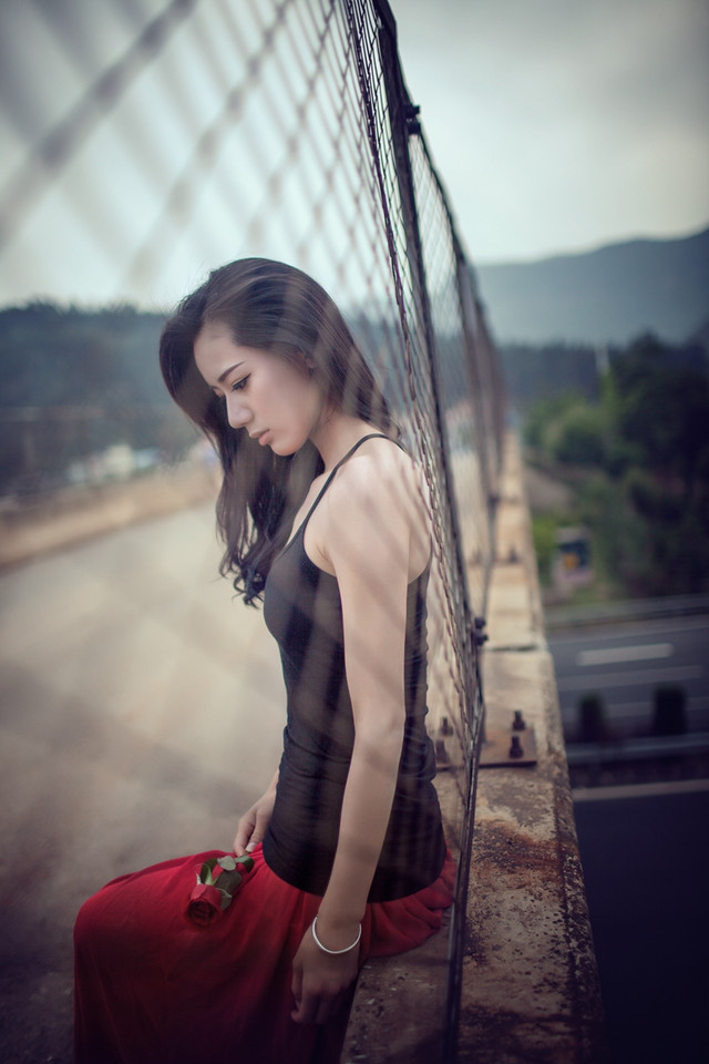 气质美女天台上的悠闲世界图片	,清纯美女,