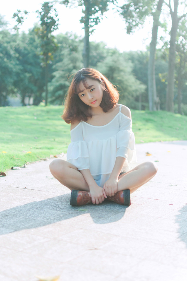 短发女孩性感美腿户外写真图片	,清纯美女,