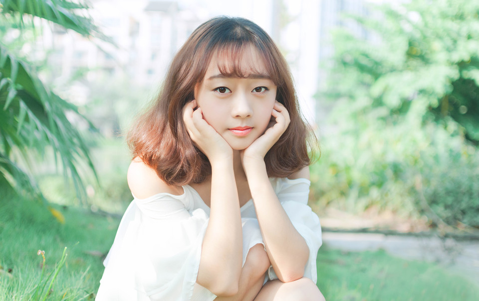 短发女孩性感美腿户外写真图片,清纯美女,