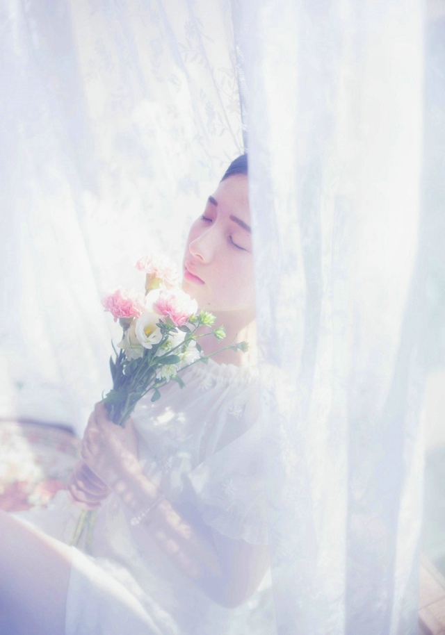 短发小清新女孩花香写真阳光正好短发美女图片,清纯美女	,