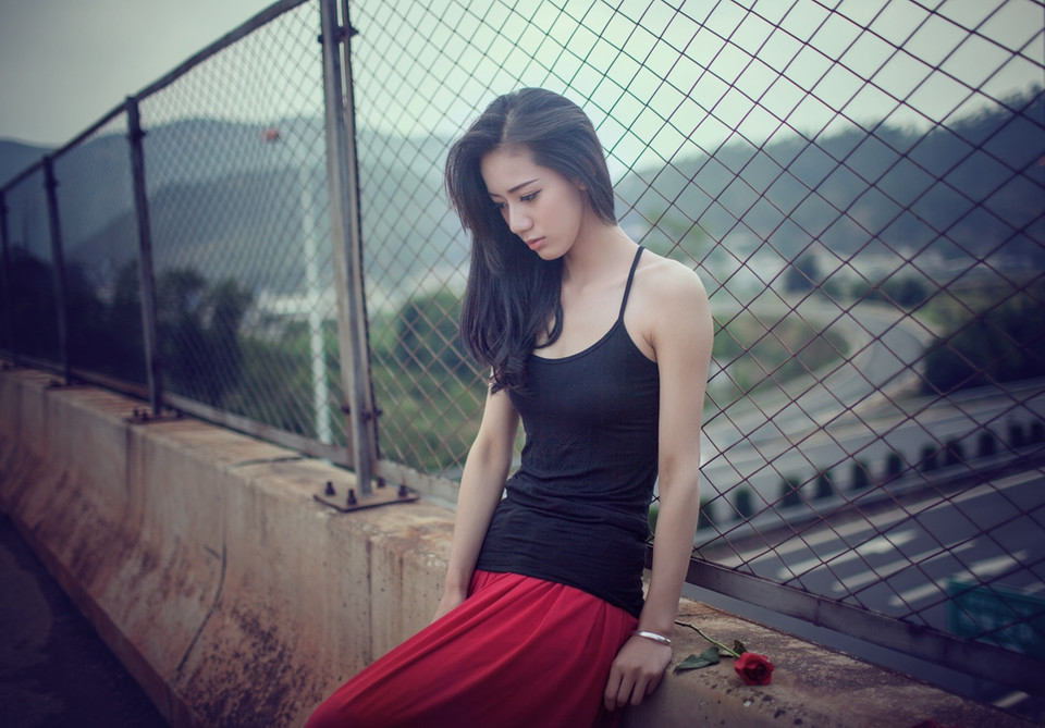 气质美女天台上的悠闲世界图片,清纯美女,