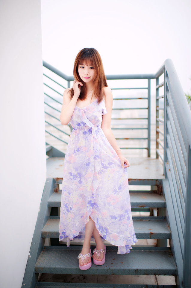 初秋夏末时节碎花连衣裙妹子美背写真照,清纯美女,