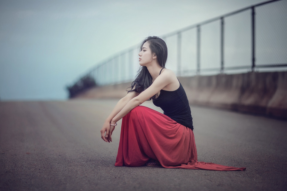 气质美女天台上的悠闲世界图片,清纯美女	,