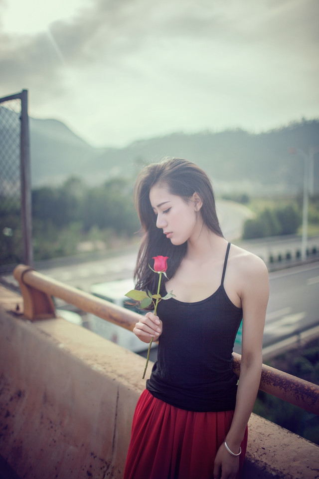 气质美女天台上的悠闲世界图片,清纯美女	,