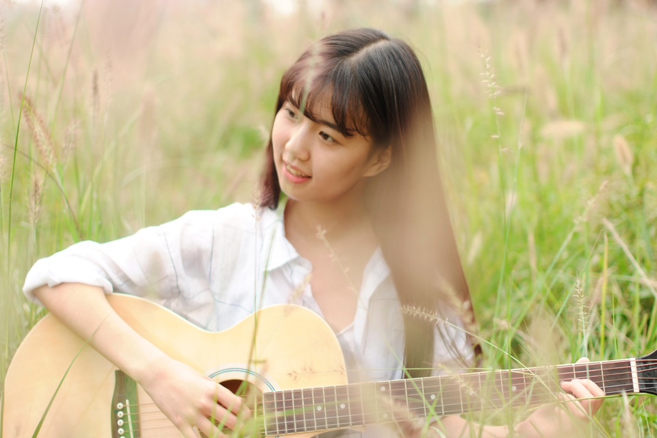 俏皮女孩的户外吉他弹唱唯美小清新图集	,清纯美女,