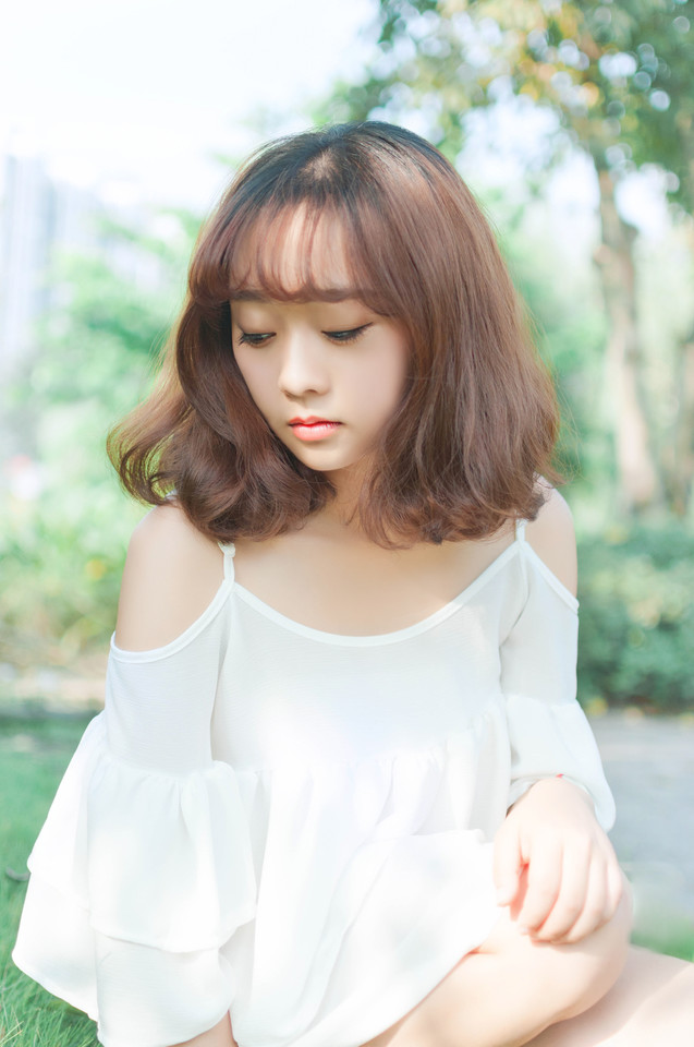 短发女孩性感美腿户外写真图片,清纯美女,