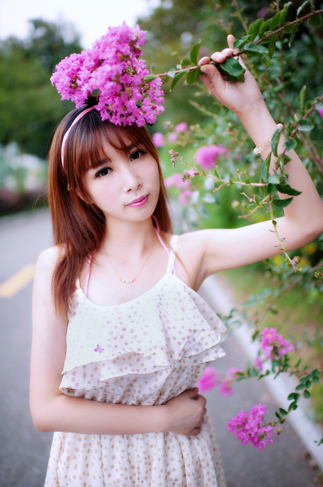 初秋夏末时节碎花连衣裙妹子美背写真照	,清纯美女,