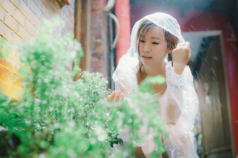 雨中轻松自在熟女独自漫步诱惑小清新图片,清纯美女,
