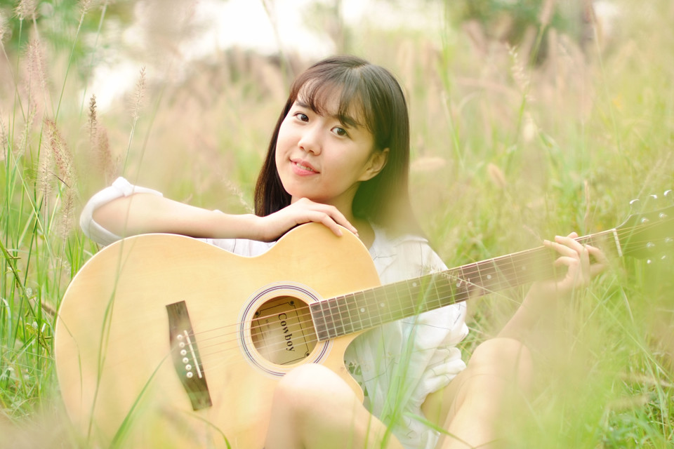 俏皮女孩的户外吉他弹唱唯美小清新图集	,清纯美女,