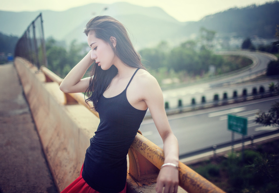 气质美女天台上的悠闲世界图片,清纯美女,