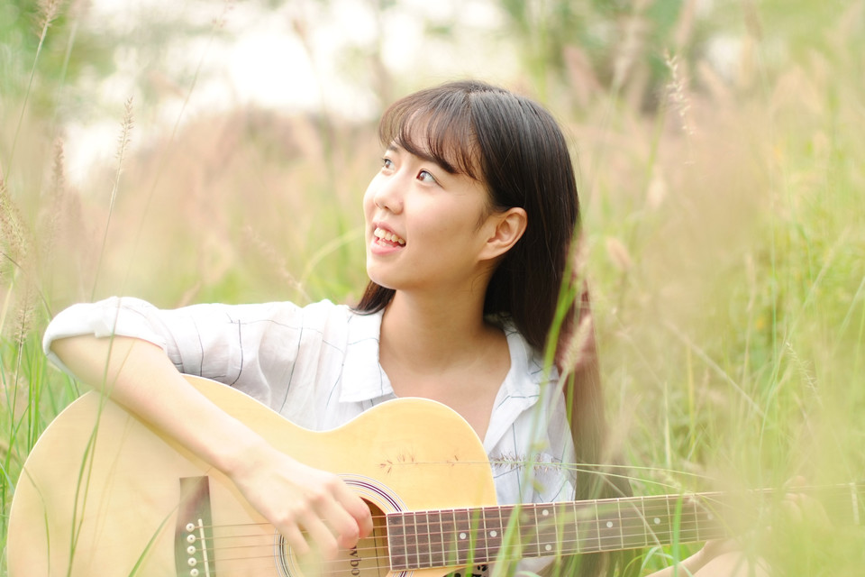 俏皮女孩的户外吉他弹唱唯美小清新图集	,清纯美女,