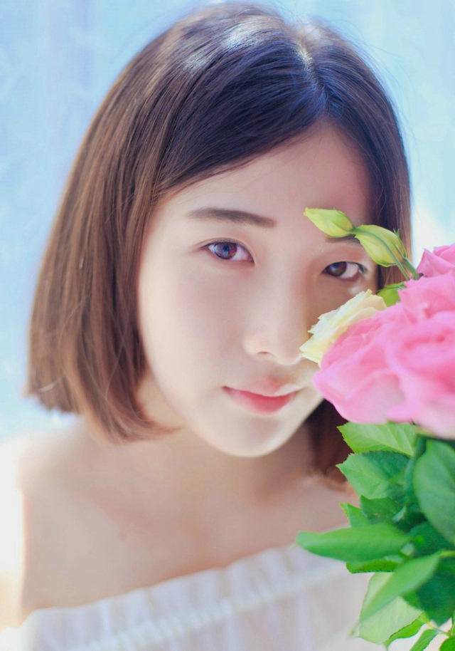 短发小清新女孩花香写真阳光正好短发美女图片	,清纯美女,