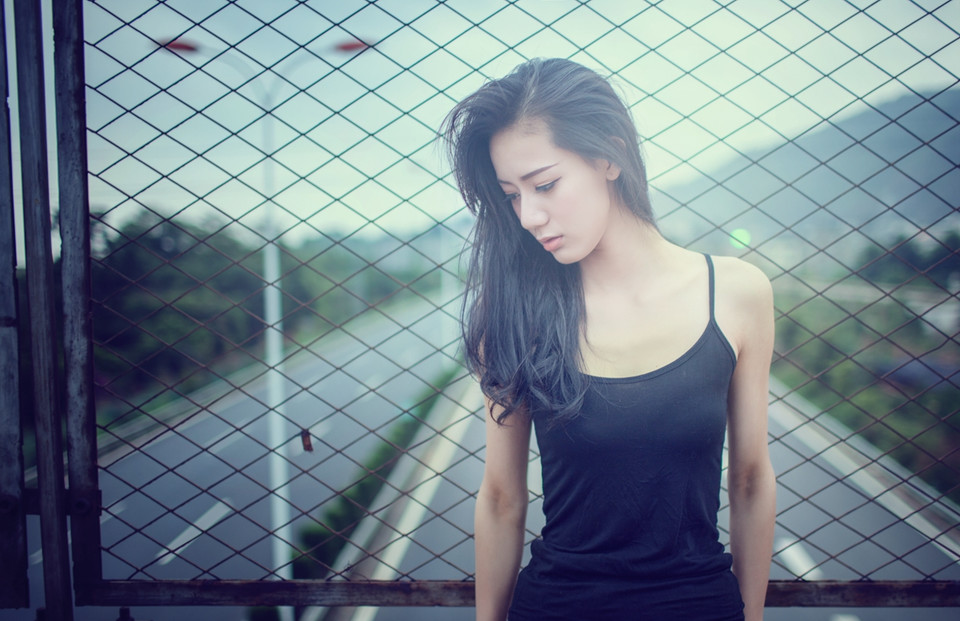 气质美女天台上的悠闲世界图片,清纯美女	,