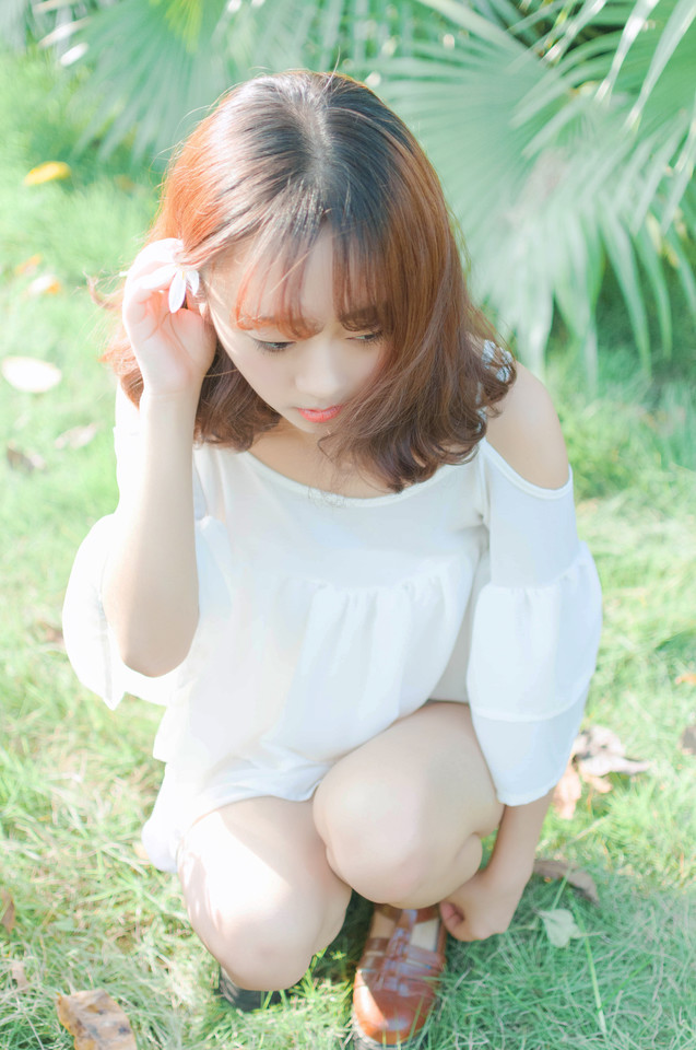 短发女孩性感美腿户外写真图片,清纯美女	,