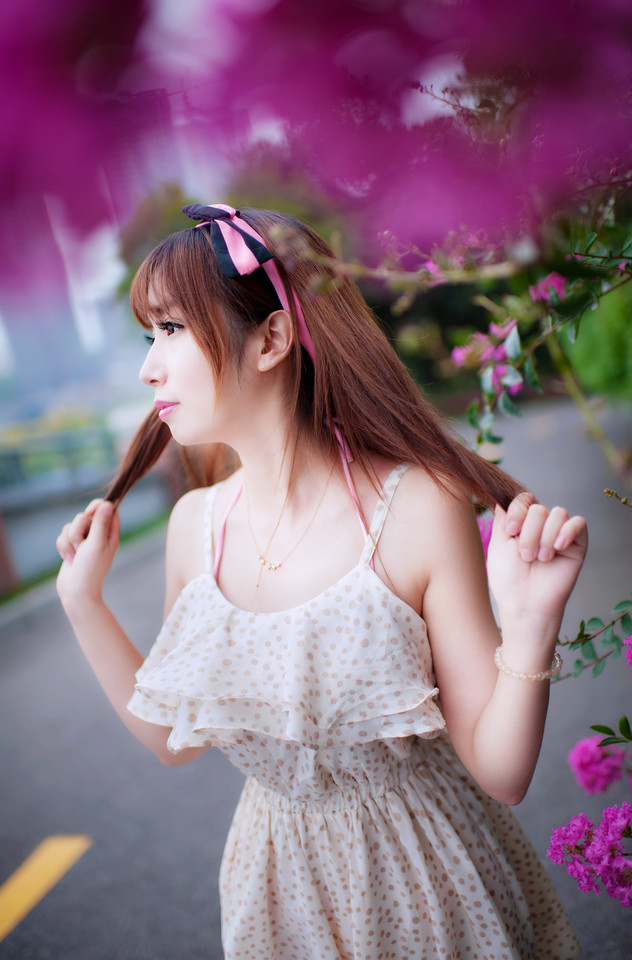 初秋夏末时节碎花连衣裙妹子美背写真照	,清纯美女,