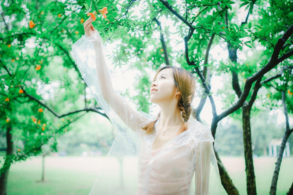 雨中轻松自在熟女独自漫步诱惑小清新图片,清纯美女,