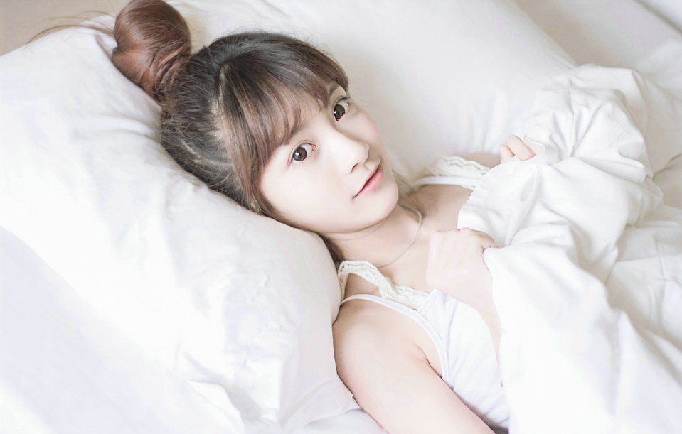 可爱美女丸子头诱惑呆萌喝牛奶写真图片,清纯美女	,