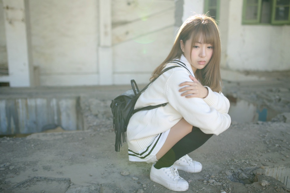 萌萌的日系短裙女孩阳光下甜美可爱写真照,清纯美女,