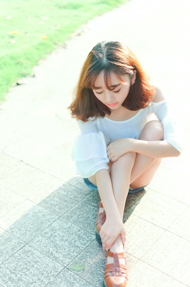 短发女孩性感美腿户外写真图片,清纯美女,
