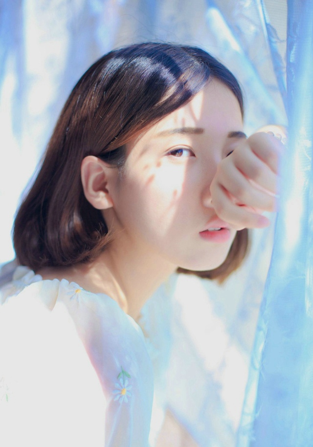 短发小清新女孩花香写真阳光正好短发美女图片,清纯美女,