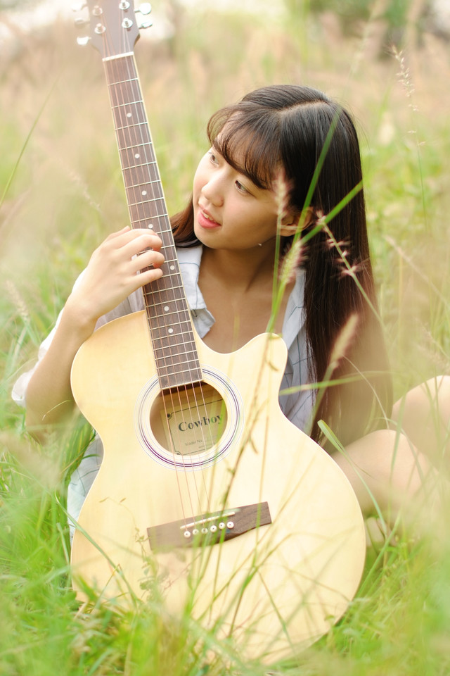 俏皮女孩的户外吉他弹唱唯美小清新图集,清纯美女,
