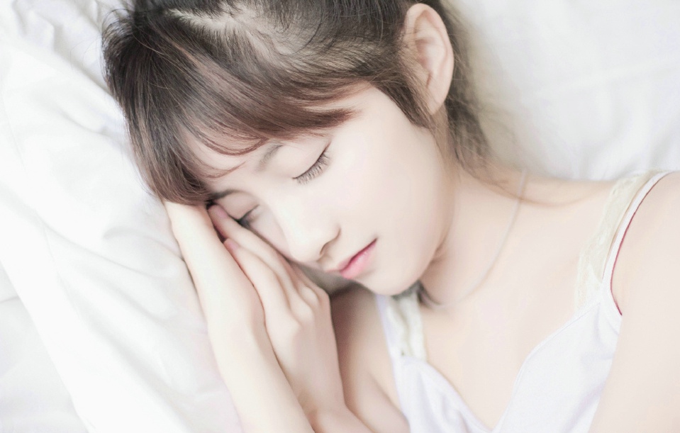 可爱美女丸子头诱惑呆萌喝牛奶写真图片,清纯美女,