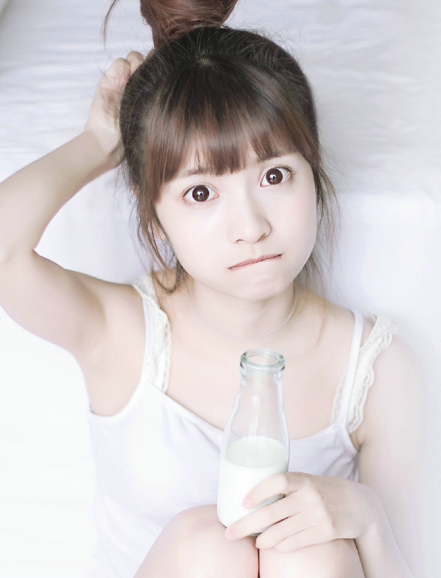 可爱美女丸子头诱惑呆萌喝牛奶写真图片,清纯美女	,