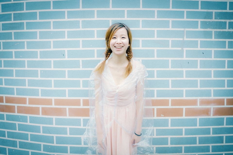 雨中轻松自在熟女独自漫步诱惑小清新图片,清纯美女	,