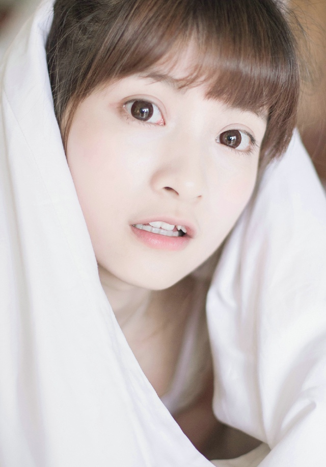 可爱美女丸子头诱惑呆萌喝牛奶写真图片,清纯美女,