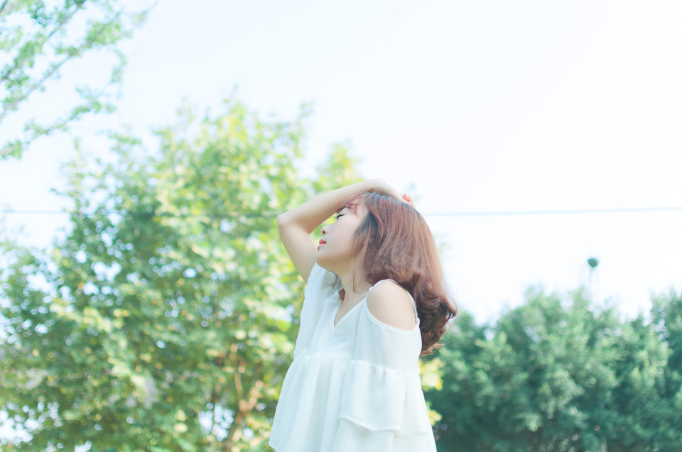 短发女孩性感美腿户外写真图片	,清纯美女,